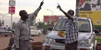 “Deus Ama Uganda” / “Viemos em Paz”