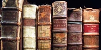 Suje as pontas dos dedos com a poeira dos livros