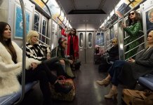 “Oito Mulheres e Um Segredo” é puro constrangimento! “Oito Mulheres e Um Segredo” é puro constrangimento!