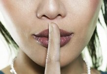 Crítica profissional de lançamento com spoilers. É correto?